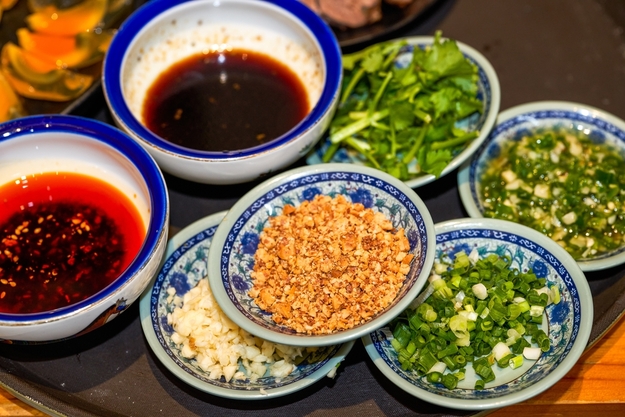 Scharfe knoblauch-dip-sauce