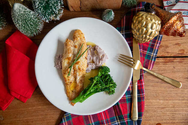 Asiatisches Pangasiusfilet mit Ube-Püree und Bimi