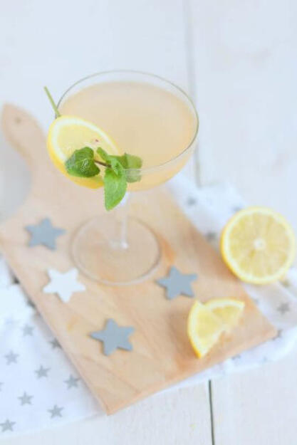 Alkoholfreier Cocktail mit Kokosnusswasser