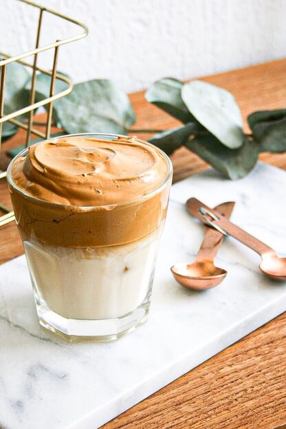 Dalgona-Kaffee mit Kokosnussmilch