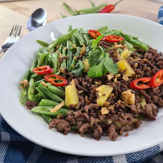 Gebratenes Rindfleisch mit Bohnen
