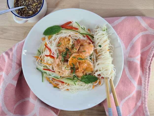 Reisnudeln und Garnelensalat