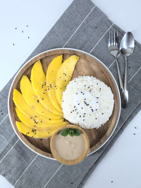 Thailändischer Mango-Sticky-Rice mit Kokosnuss-Karamellsauce