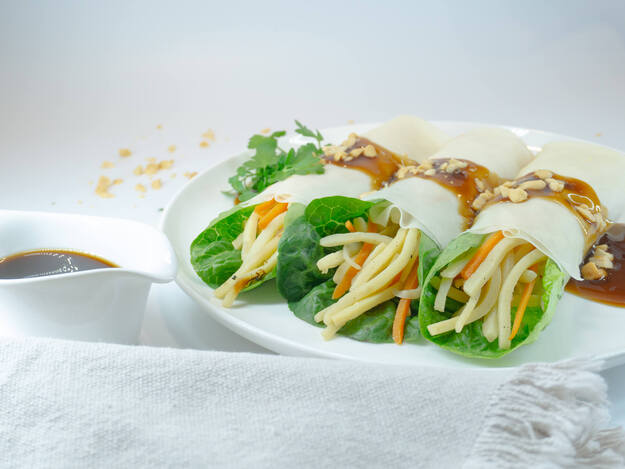 Frühlingsrollen mit Bambussprossen und Erdnusssauce