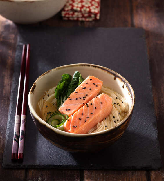 pochierter Miso-Lachs